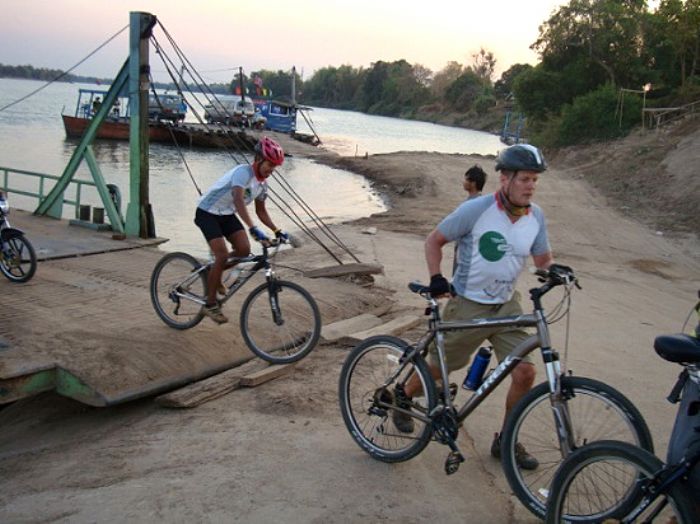 En bicicleta por el reino de los Khmers - Especial fin de año